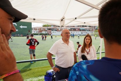 El alcalde de Valladolid, Jesús Julio Carnero, y la concejala de Juventud, Carolina del Bosque, asiste a la exhibición previa a la II edición del Torneo de Jugger de Fiestas de Valladolid. -ICAL