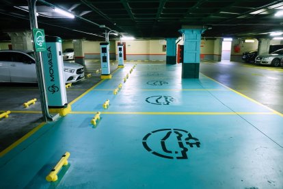 Servicio de recarga eléctrica para vehículos en el parking de la Plaza Mayor.- E.M.