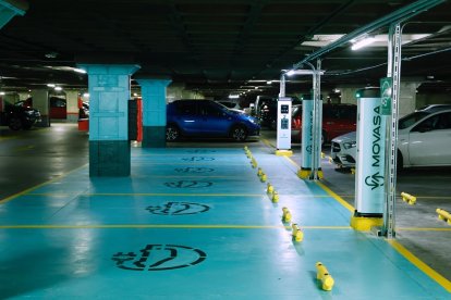 Servicio de recarga eléctrica para vehículos en el parking de la Plaza Mayor.- E.M.