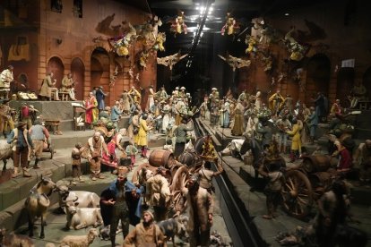 Varios visitantes contemplan el Belén Napolitano en el Museo Nacional de Escultura. | J. M. LOSTAU