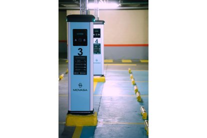 Servicio de recarga eléctrica para vehículos en el parking de la Plaza Mayor.- E.M.
