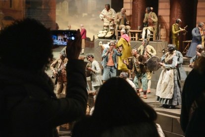 Varios visitantes contemplan el Belén Napolitano en el Museo Nacional de Escultura. | J. M. LOSTAU