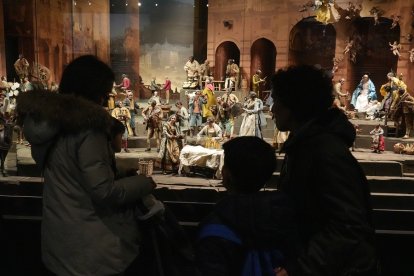 Varios visitantes contemplan el Belén Napolitano en el Museo Nacional de Escultura. | J. M. LOSTAU