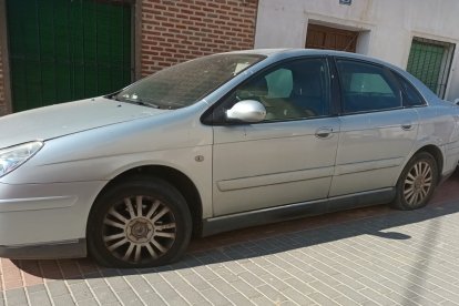 Vehículo con las ruedas pinchadas en Alaejos. -E.M.
