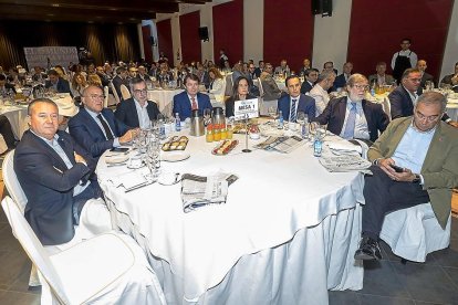 El presidente de Asaja, Donaciano Dujo; el consejero de Agricultura de la Junta, Jesús Julio Carnero; el secretario general de Cs, José Manuel Villegas; el presidente de la Junta, Alfonso Fernández Mañueco; la consejera delegada de Edigrup, Adriana Ulibarri; el presidente de la Diputación, Conrado Íscar; el presidente de Cecale, Santiago Aparicio y el vicesecretario de UGT, Evelio Angulo.