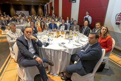 El presidente de ATACyL, Domiciano Curiel; el secretario de Política Sindical de UGT, Raúl Santa Eufemia; el vicepresidente tercero de la Diputación de Valladolid y portavoz del PP, Agapito Hernández; la vicepresidenta segunda de la Diputación, Gema Gómez; el vicepresidente de la Diputación, Víctor Alonso; el gerente de El Mundo de Castilla y León, José Antonio Arias; el alcalde de Arroyo de la Encomienda, Sarbelio Fernández; el portavoz de Cs en el Ayuntamiento de Valladolid, Martín Fernández Antolín; el portavoz de Vox en el Ayuntamiento de Valladolid, Javier García Bartolomé; la presidenta de la Confederación Vallisoletana de Empresarios (CVE), Ángela de Miguel y el delegado territorial de la Junta en Salamanca, Eloy Ruiz.