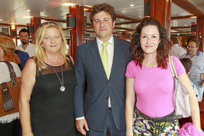 Carmen Olaiz (teniente de alcalde), Manuel García (alcalde de Villaquilambre –León–) y Mónica Varón (concejala).