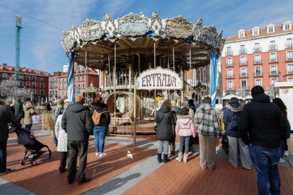 Carrusel Ortega en la plaza Mayor. - LOSTAU