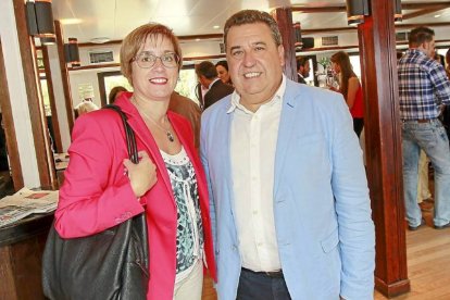 Mar Redondo (teniente de alcalde) y José Manuel Barrio (alcalde de Arroyo de la Encomienda).