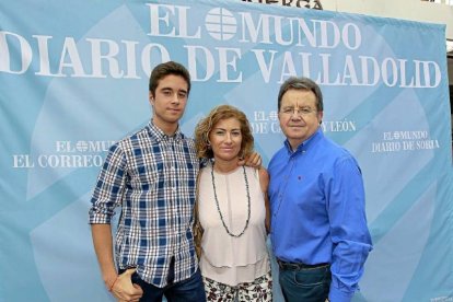 Alejandro de Juan, Isabel Valenciano, Julián de Juan (jefe de distribución de El Mundo).