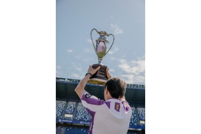 Nueva camiseta del Real Valladolid, homenaje a la Copa de la Liga de 1984. / RV