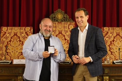 El presidente de la Diputación de Valladolid, Conrado Íscar, entrega el Premio de Teatro Provincia de Valladolid al actor Jorge Calvo.-ICAL