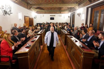 El presidente de la Diputación de Valladolid, Conrado Íscar, entrega el Premio de Teatro Provincia de Valladolid al actor Jorge Calvo.-ICAL