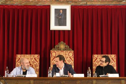 El presidente de la Diputación de Valladolid, Conrado Íscar, entrega el Premio de Teatro Provincia de Valladolid al actor Jorge Calvo.-ICAL