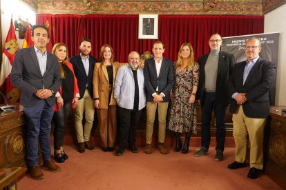 El presidente de la Diputación de Valladolid, Conrado Íscar, entrega el Premio de Teatro Provincia de Valladolid al actor Jorge Calvo.-ICAL
