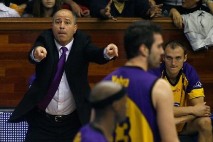 Imbroda, dirigiendo al Grupo Capital Valladolid en 2007. / EM