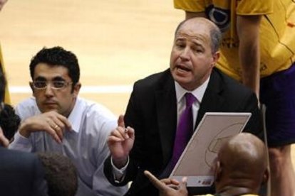 Imbroda, pizarra en mano. / EM