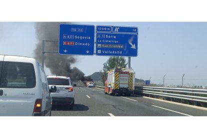 Arde una furgoneta en la VA-30 de Valladolid.- E.M.