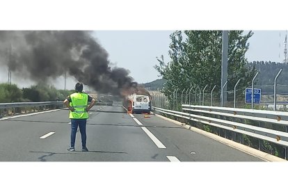 Arde una furgoneta en la VA-30 de Valladolid.- E.M.