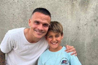 Roque Mesa en el encuentro en casa de Niko, el pequeño que acudió a consolarle en el Zorrilla tras el descenso del Pucela. FOTO CEDIDA POR LA FAMILIA DE NIKO