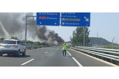 Arde una furgoneta en la VA-30 de Valladolid.- E.M.