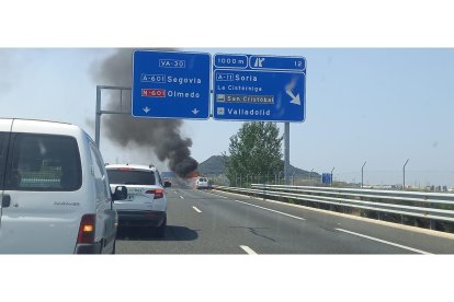 Arde una furgoneta en la VA-30 de Valladolid.- E.M.