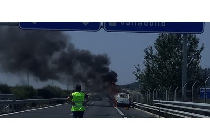 Arde una furgoneta en la VA-30 de Valladolid.- E.M.
