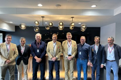 El nuevo presidente Juan Carlos Martín Hansen, en una reunión con el rugby europeo. / EM