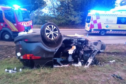 Vehículo dañado por la colisión frontal con una caravana. -BOMBEROS DIPUTACIÓN