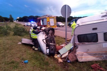 Accidente vial producido por la colisión frontal entre una caravana y un vehículo. -BOMBEROS DIPUTACIÓN