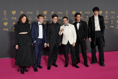 Foto de equipo de 'La Sociedad de la Nieve' en la alfombra roja de la 38 edición de los Premios Goya