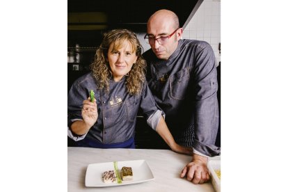 Los cocineros Yolanda León y Juanjo Pérez han convertido su restaurante Cocinandos de León en un lugar de imprescindible para degustar una cocina de autor creada sobre las raíces de su tierra. Desde el año 2003, la originalidad y armonía de los platos ha sido una constante en su propuesta innovadora. La estrella Michelin que luce es un reconocimiento merecido a un trabajo serio y constante.