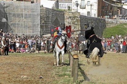 INICIATIVA TURÍSTICA / JUSTAS DE HOSPITAL Cada primer fin de semana de junio Hospital de Órbigo (León) transforma su fisonomía para retornar al siglo XV y revivir, con la participación de todos sus habitantes, el torneo medieval del Passo Honroso, un duelo promovido por don Suero de Quiñones en 1434 por el amor de una dama. La recreación histórica ha cumplido 21 años y con cada edición aumentan las visitas que ya superan las 40.000.