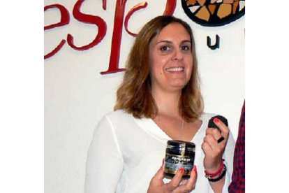 EMPRESA AGROALIMENTARIA / ESPORA GOURMET Espora Gourmet es una empresa soriana que ha saltado al mercado internacional de la trufa a través de la innovación para obtener productos que acercan el melanosporum a todas las cocinas. Sus perlas negras elaboradas con jugo de trufa tiene presencia en las cocinas más importantes de Portugal, Francia, Alemania y Estados Unidos, entre otros países. Sus creadores son Blanco López y Roberto Antón.