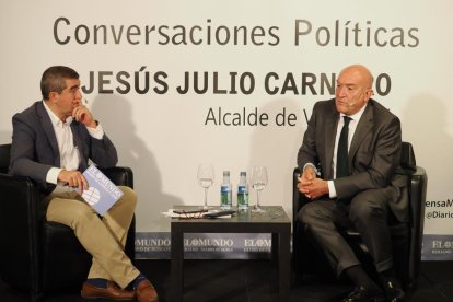Pablo Lago (Director General Editorial de El Mundo Diario de Castilla y León) y Jesús Julio Carnero (Alcalde de Valladolid). Club de Prensa El Mundo. Conversaciones políticas con Jesús Julio Carnero. -PHOTOGENIC