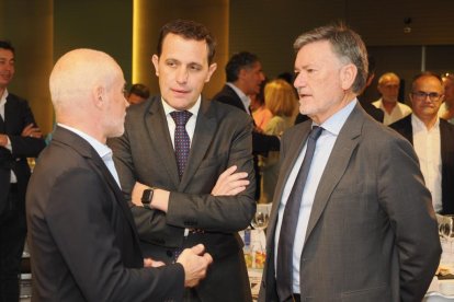 Víctor Caramanzana Rey (Presidente Cámara de Comercio Valladolid); Conrado Íscar (Presidente de la Diputación de Valladolid y alcalde de Matapozuelos); Francisco Javier Vázquez Requero (Vicepresidento Primero del Grupo PP en las Cortes de Castilla y León). Club de Prensa El Mundo. Conversaciones políticas con Jesús Julio Carnero. -PHOTOGENIC