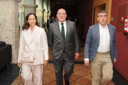 Soledad Ulibarri Fernández (CEO de El Mundo Diario de Castilla y León), Jesús Julio Carnero (Alcalde de Valladolid), y Pablo Lago (Director El Mundo Diario de Castilla y León). Club de Prensa El Mundo. Conversaciones políticas con Jesús Julio Carnero. -PHOTOGENIC
