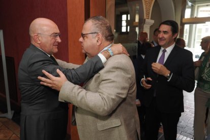 Jesús Julio Carnero (Alcalde de Valladolid); Alejandro Vázquez (Consejero de Sanidad de la Junta de Castilla y León); y Juan Carlos Suárez-Quiñones (Consejero de Fomento y Medio Ambiente de la Junta de Castilla y León). Club de Prensa El Mundo. Conversaciones políticas con Jesús Julio Carnero. -PHOTOGENIC