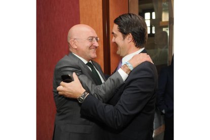 Jesús Julio Carnero (Alcalde de Valladolid) y Juan Carlos Suárez-Quiñones (Consejero de Fomento y Medio Ambiente de la Junta de Castilla y León). Club de Prensa El Mundo. Conversaciones políticas con Jesús Julio Carnero. -PHOTOGENIC