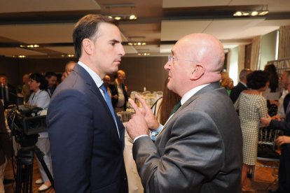 Guzmán Gómez (Alcalde del Ayuntamiento de Medina del Campo) y Jesús Julio Carnero (Alcalde de Valladolid). Club de Prensa El Mundo. Conversaciones políticas con Jesús Julio Carnero. -PHOTOGENIC