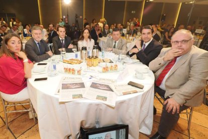 María González Corral (Consejera de Movilidad y Transformación Digital de la Junta de Castilla y León); Francisco Javier Vázquez Requero (Vicepresidento Primero del Grupo PP en las Cortes de Castilla y León); Conrado Íscar Ordóñez (Presidente de la Diputación de Valladolid); Soledad Ulibarri Fernández (CEO de El Mundo Diario de Castilla y León); Luis Miguel González Gago (Consejero de Presidencia de la Junta de Castilla y León); Juan Carlos Suárez-Quiñones (Consejero de Fomento y Medio Ambiente de la Junta de Castilla y León); Alejandro Vázquez Ramos (Consejero de Sanidad de la Junta de Castilla y León). Club de Prensa El Mundo. Conversaciones políticas con Jesús Julio Carnero. -PHOTOGENIC