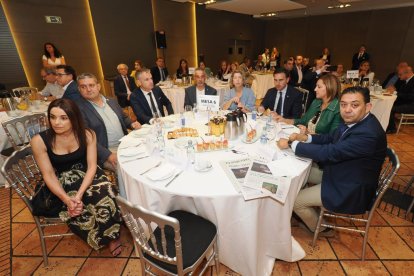 Alicia Sanz (Teniente Alcalde de Tudela); Óscar Rodríguez De Las Heras (Alcalde del Ayuntamiento de Tudela); Jesús García Del Valle (Director Territorial de Aquona); Ángel De Propios Sáez (Presidente de ASPAYM Castilla y León); Isabel Clavero Mañueco (Directora Territorial de Comercio – ICEX de Castilla y León en Valladolid); Guzmán Gómez (Alcalde del Ayuntamiento de Medina del Campo); Inmaculada Toledano Flores (Diputada Programa Agroalimentario/Sodeva de la Diputación de Valladolid); Luis Miguel Muñumer García (Diputado Personal y Régimen Interno de la Diputación de Valladolid). Club de Prensa El Mundo. Conversaciones políticas con Jesús Julio Carnero. -PHOTOGENIC