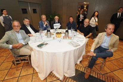 Ciriaco Rodríguez Medina (Vicepresidente de la Junta de Cofradías de Semana Santa de Valladolid); Francisco Temprano Pascual (Director Programación Propia de RTVCyL), Jose Aurelio Alonso Revuelta (Director Financiero de RTVCyL); David Vallejo Curto (Director de Áreas de Vending); Daniel Duque Virseda (Responsable de ACCEM Castilla y León); Ignacio Martín Rodríguez (Asesor de Servicios de Ibermutua). Club de Prensa El Mundo. Conversaciones políticas con Jesús Julio Carnero. -PHOTOGENIC