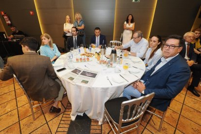 Jorge Sánchez (Gabinete de Comunicación de la Consejería de Medio Ambiente, Vivienda y Ordenación del Territorio de la Junta de Castilla y León); Dolores Gil (Jefa de Prensa de la Consejería de Movilidad y Transformación Digital); David Villanueva; Juanma García; Juan Pablo Pascual (Jefe del Gabinete de Prensa y Comunicación de la Diputación de Valladolid); Raquel Fernández (Gabinete de Prensa de la Diputación de Valladolid); Alberto Vinuesa Aneas (Asesor Técnico Viceconsejería de Relaciones Instituciones de la Consejería de Presidencia de la Junta de Castilla y León). Club de Prensa El Mundo. Conversaciones políticas con Jesús Julio Carnero. -PHOTOGENIC