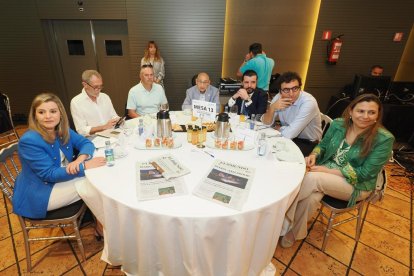 Raquel Barbado (Concejala del Ayuntamiento de Medina del Campo); Leandro Martín Puertas (Vicepresidente de la Fundación Obra Social Castilla y León Fundos); Honorio Gordo Fernández (Responsable del Sector de AGE de CSIF Valladolid); José Luis Bellido Domingo (Presidente de la Federación de Casas Regionales y Provinciales de Castilla y León); Rafael Palencia (Decano del Colegio de Registradores de Castilla y León); Fernando Mosquera (Gadis); Isabel Del Amo (Secretaria General de ASUCYL). Club de Prensa El Mundo. Conversaciones políticas con Jesús Julio Carnero. -PHOTOGENIC