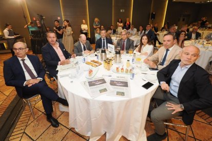 Pedro Pisonero Pérez (Director General de Iberaval,  S.G.R.); Ignacio Tremiño (Director de Atención a Personas con Discapacidad de la Consejería de Familia, Juventud y Política Social de la Comunidad de Madrid); Jesús Posadas Moyano (Presidente de ACOR); Julio López Revuelta (Director de Comunicación de la Consejería de Presidencia de la Junta de Castilla y León); Eduardo Cabanillas (Director General de Atención a Ciudadanos y Calidad de Servicios de la Consejería de Presidencia de la Junta de Castilla y León); Carolina Del Bosque (Concejala Delegada Especial de Juventud del Ayuntamiento de Valladolid); Víctor Alonso Monge (Vicepresidente Primero de la DIputación de Valladolid); Víctor Caramanzana Rey (Presidente Cámara de Comercio Valladolid).  Club de Prensa El Mundo. Conversaciones políticas con Jesús Julio Carnero. -PHOTOGENIC
