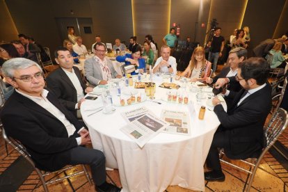 José Daniel Posadas (Delegado en Castilla y León de Gadis), Francisco Hevia Obras (Presidente de la Fundación Execyl); Narciso Prieto (Director de Comunicación y RRII de Caja Rural de Zamora); Arenales Serrano (Candidata del Partido Popular al Senado); José Ignacio Zarandona (Concejal de Urbanismo y Vivienda del Ayuntamiento de Valladolid); María Isabel Campos López (Directora General de Presupuestos, Fondos Europeos y Estadística de la Consejería de Economía y Hacienda de la Junta de Castilla y León); Agapito Hernández Negro (Vicepresidente tercero y portavoz Grupo Partido Popular en la Diputación de Valladolid); Eduardo Carazo. Club de Prensa El Mundo. Conversaciones políticas con Jesús Julio Carnero. -PHOTOGENIC
