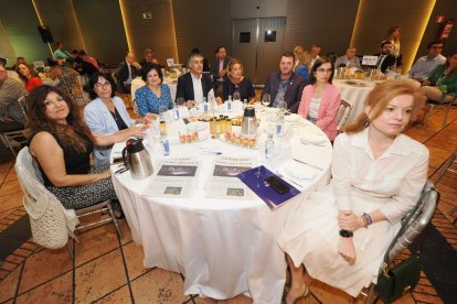 Raquel González Caballero (Diputada Familia e Igualdad de la Diputación de Valladolid); Myriam Martín Frutos (Diputada Área de Asistencia y Cooperación a Municipios de la Diputación de Valladolid); María Concepción Galván Sanz (Presidenta de Federación Autismo Valladolid); Luis Alberto Plaza (Alcalde del Ayuntamiento de Simancas); Maje Saéz Beloki; Francisco Sardón (Presidente de PREDIF Castilla y León); Marta Álvarez (PREDIF Castilla y León); Roberto Díez González (Alcalde del Ayuntamiento de Peñafiel); Ada Moral de Coca (Ayuntamiento de Valladolid). Club de Prensa El Mundo. Conversaciones políticas con Jesús Julio Carnero. -PHOTOGENIC