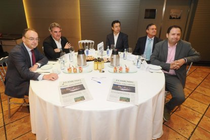 Miguel Manovel (Director Financiero de EDIGRUP); Raúl Mata (Delegado de Castilla y León de La Razón); Eduardo Gordaliza (Responsable Comunicación de ACOR); Luis Ortiz de Lanzagorta (Presidente de la Fundación Schola); José María Sánchez Delmonte (Responsable de Comunicación de Iberaval, S.G.R.). Club de Prensa El Mundo. Conversaciones políticas con Jesús Julio Carnero. -PHOTOGENIC
