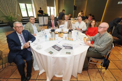 Armando Reinoso (Vocal Consejo Provincial de AECC); José Antonio Otero Parra (Zamora Business School); José Modesto Pérez Hernanz (Renfe); Miguel Ángel González Chao (Consultor de MCVA Iniciativas Empresariales); Alfonso Pestaña Fernández de Araoz (Presidente de la Asociación de Empresarios del Polígono de Argales); Beatriz Bautista Angulo (Asociación de Empresarios del Polígono de Argales); José Manuel Conde (Federación Provincial de Asociaciones de Vecinos y Consumidores de Valladolid ‘Antonio Machado’). Club de Prensa El Mundo. Conversaciones políticas con Jesús Julio Carnero. -PHOTOGENIC
